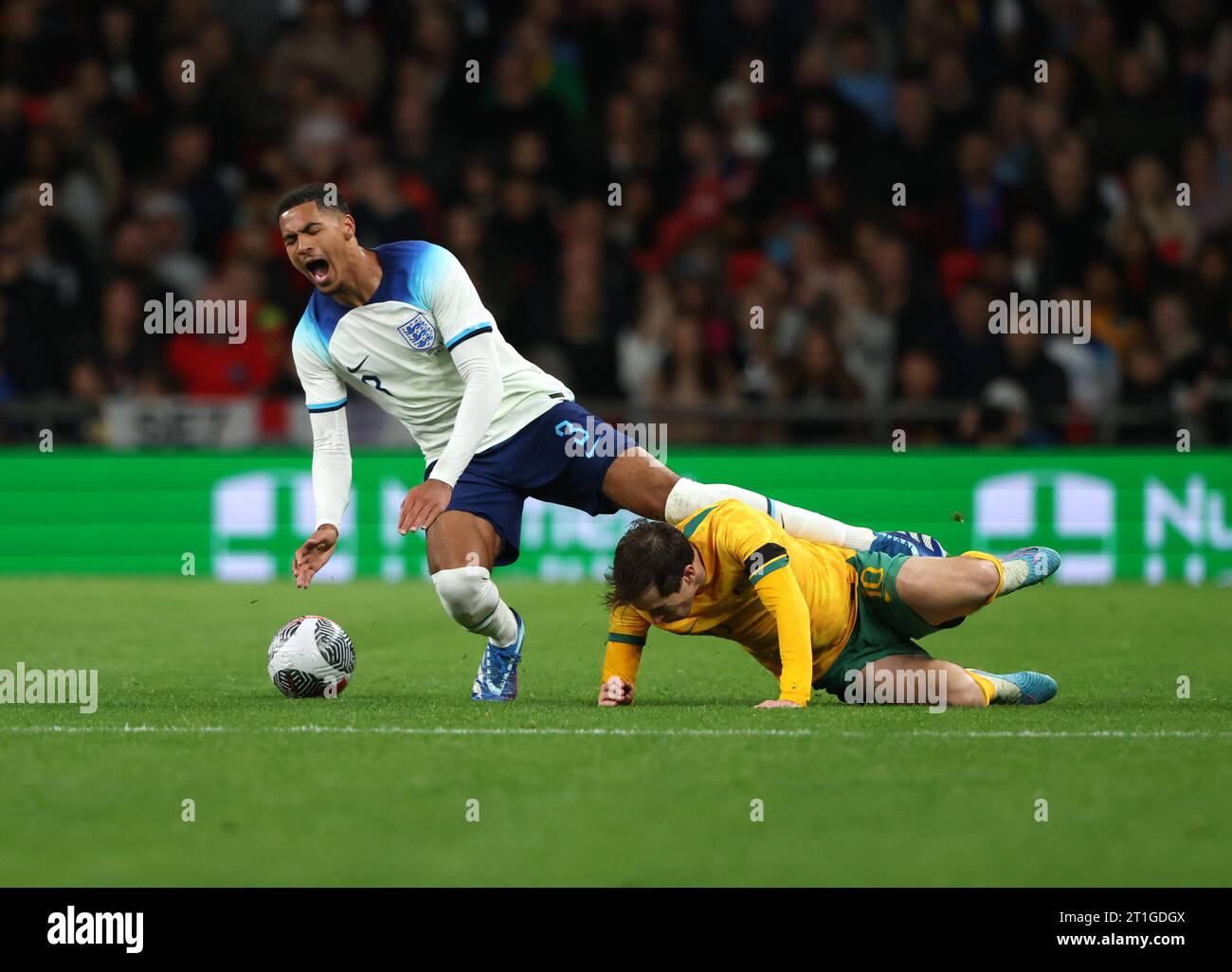 Londres, Royaume-Uni. 13 octobre 2023. Craig Goodwin (A) Levi Colwill (E) au match amical Angleterre - Australie au stade de Wembley, Londres, Royaume-Uni, le 13 octobre 2023. Crédit : Paul Marriott/Alamy Live News Banque D'Images