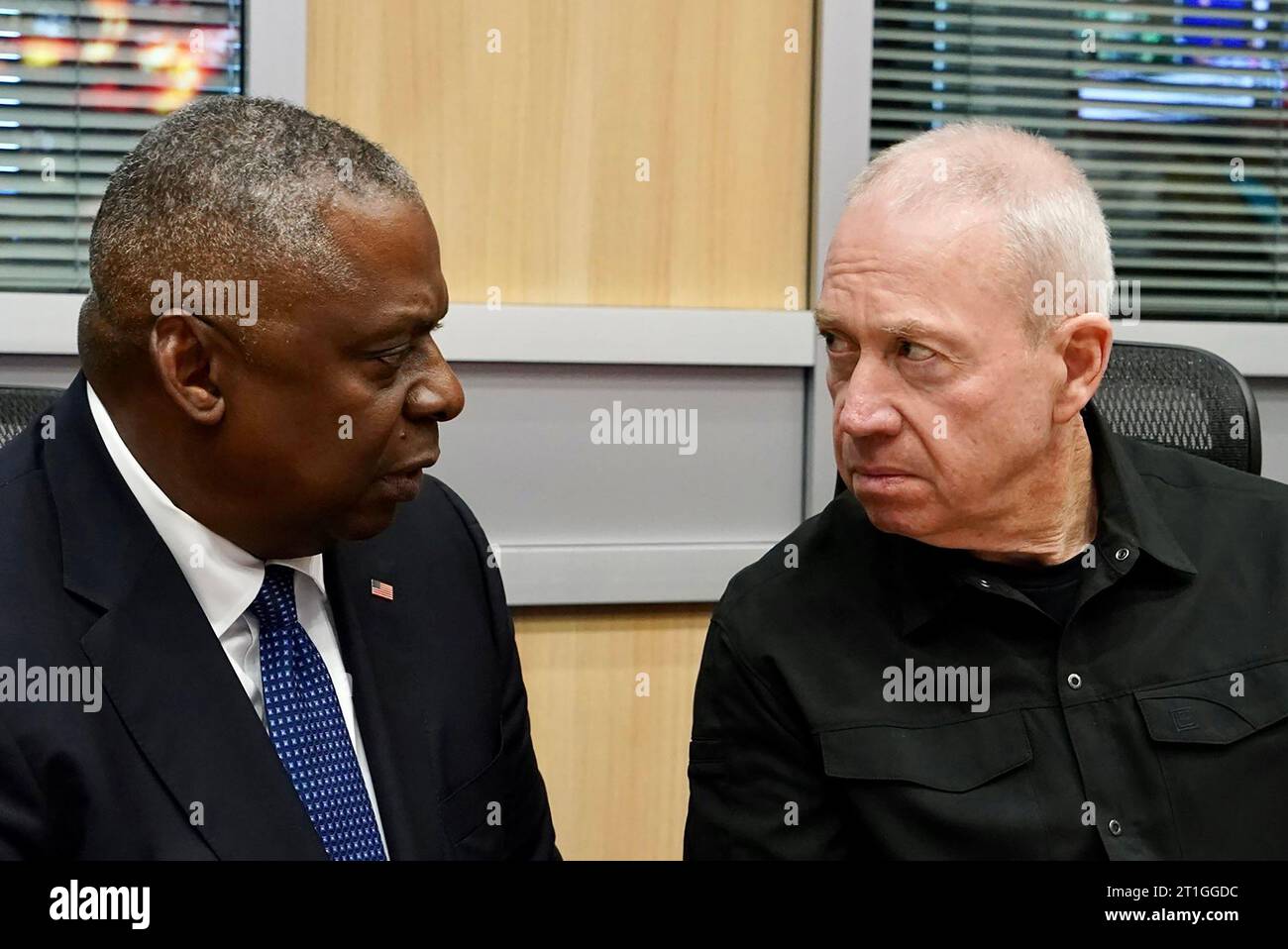 Tel Aviv, Israël. 13 octobre 2023. Le secrétaire AMÉRICAIN à la Défense Lloyd Austin (à gauche) rencontre le ministre israélien de la Défense Yoav Gallant à tel Aviv le 13 octobre 2013. Photo du ministère israélien de la Défense/ crédit : UPI/Alamy Live News Banque D'Images