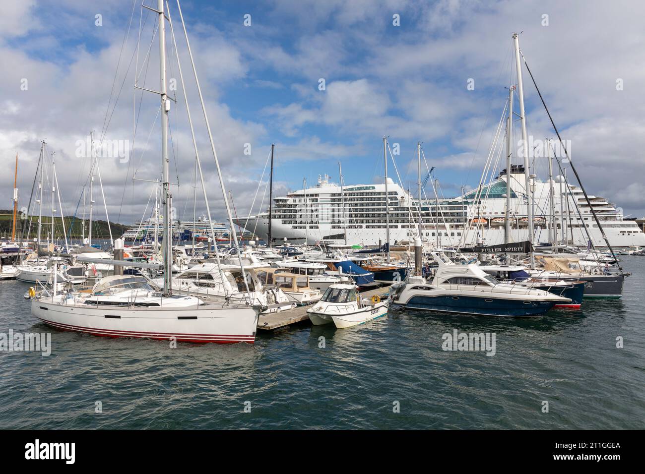 Port de bateaux Falmouth Cornwall, paquebots de croisière et yachts à voile, MV Seabourn Ovation et AIDaura liners, Angleterre, septembre 2023, ciel bleu Banque D'Images