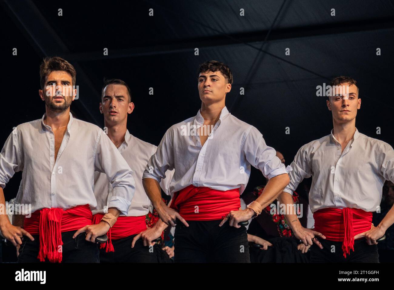 Baluarte Aragones et Raices de Aragon, groupes Jota traditionnels aragonais, se produisent sur la Plaza del Pilar pendant les festivités El Pilar à Saragosse, Spa Banque D'Images