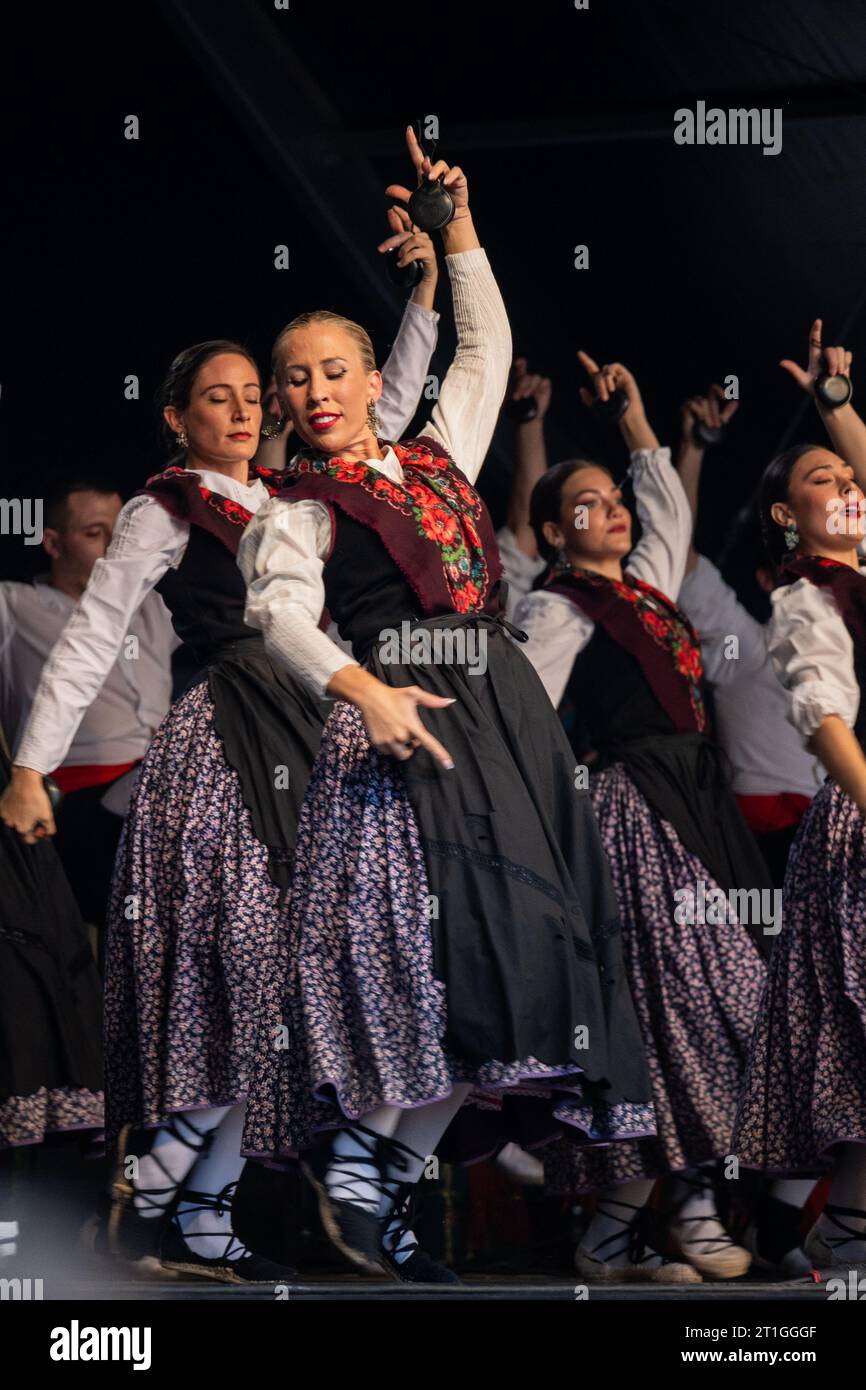 Baluarte Aragones et Raices de Aragon, groupes Jota traditionnels aragonais, se produisent sur la Plaza del Pilar pendant les festivités El Pilar à Saragosse, Spa Banque D'Images