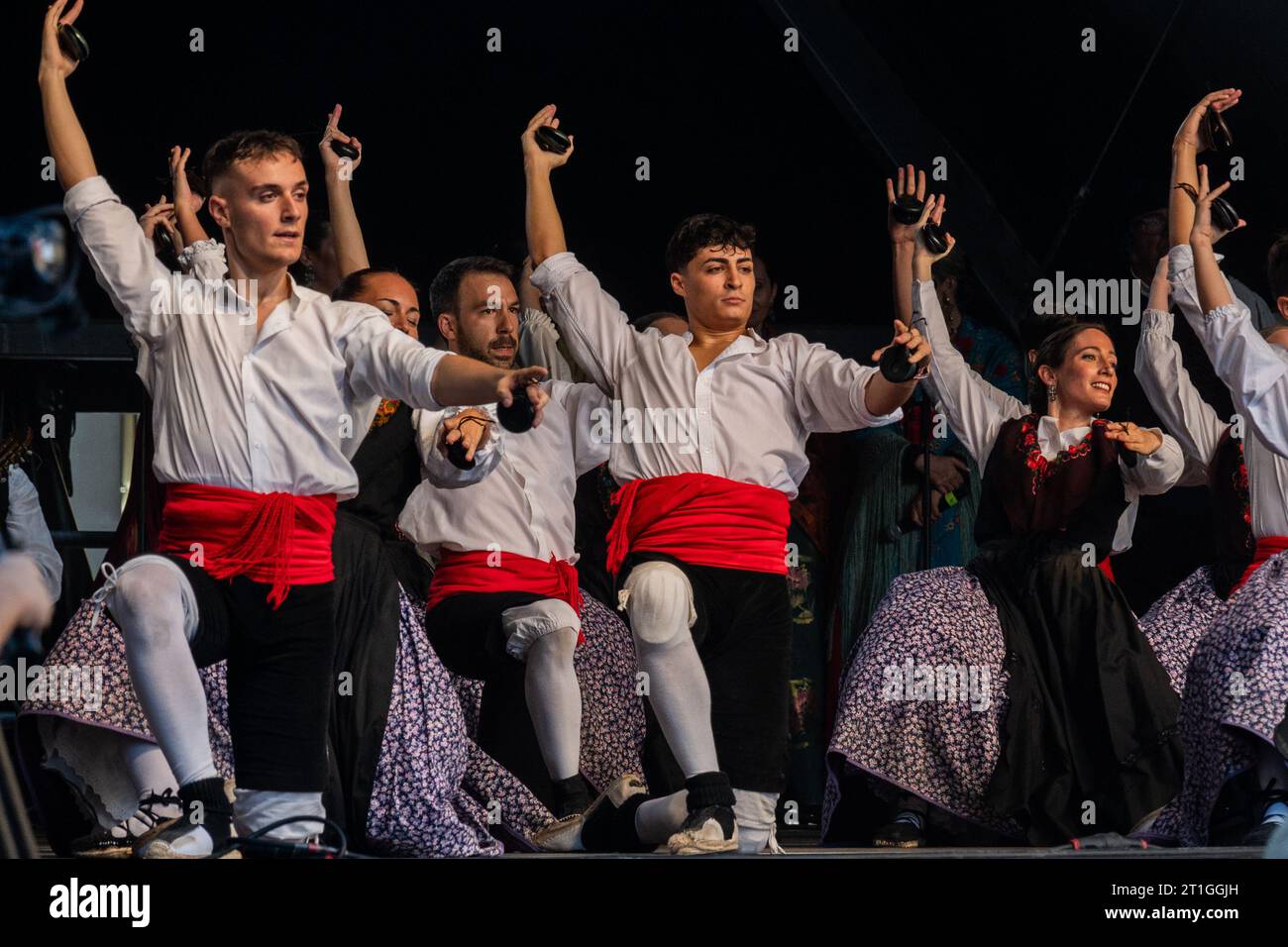 Baluarte Aragones et Raices de Aragon, groupes Jota traditionnels aragonais, se produisent sur la Plaza del Pilar pendant les festivités El Pilar à Saragosse, Spa Banque D'Images