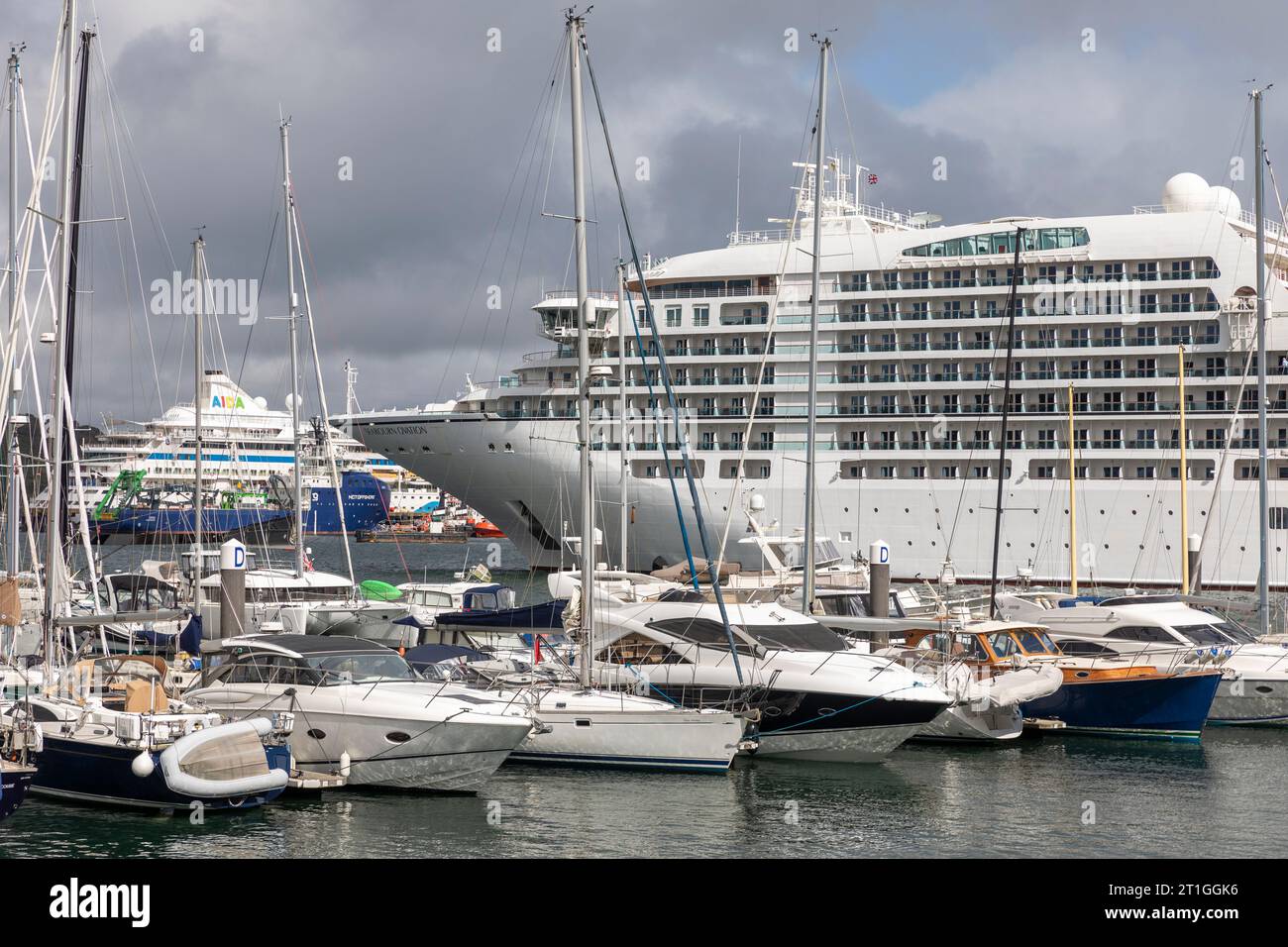 Port de bateaux Falmouth Cornwall, paquebots de croisière et yachts à voile, MV Seabourn Ovation et AIDaura liners, Angleterre, septembre 2023, ciel bleu Banque D'Images