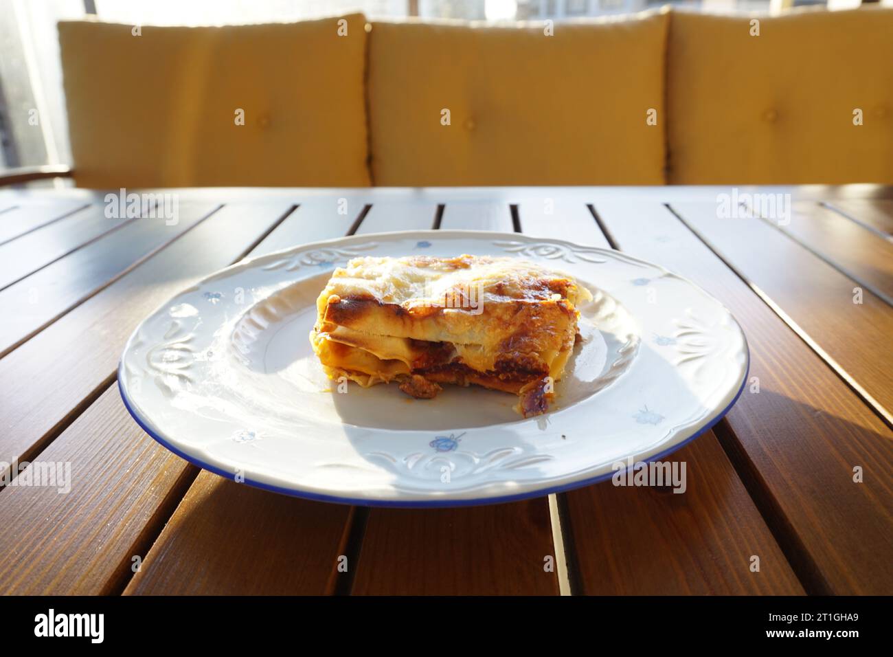 Lasagne sur une assiette sur la table. Lasagnes au fromage. Lasagnes bien cuites Banque D'Images