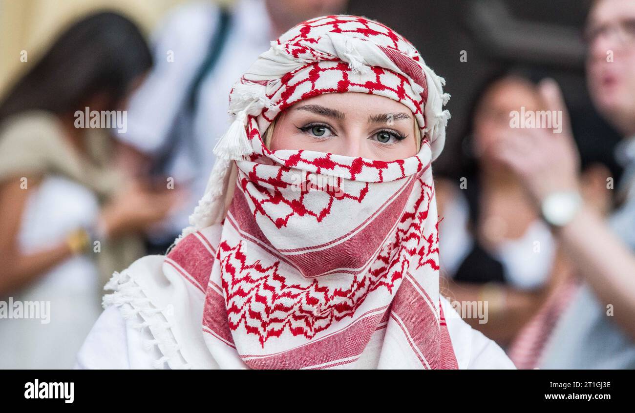 Munich, Bavière, Allemagne. 13 octobre 2023. Un partisan du Hamas et de la Palestine masque son visage lors d'une manifestation interdite à Munich, en Allemagne. Un jour après qu'OLAF Scholz ait déclaré que le soutien à l'organisation terroriste Hamas serait interdit et qu'il répondait également aux appels du Hamas à une «Journée de la rage», les partisans du groupe terroriste sous le nom de «Palaestina spricht» se sont rassemblés une fois de plus à Munich, en Allemagne. Malgré l'interdiction, les communications internes des organisateurs ont continué à donner le feu vert à la manifestation alors que le Hamas lançait des appels dans le monde entier pour attaquer des sites juifs. Sous la Palaestina S. Banque D'Images