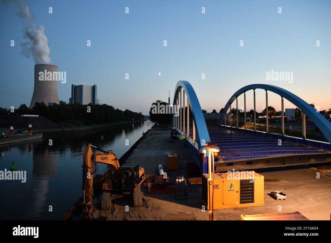 Nouvelle construction du pont Loeringhof à côté du canal Dortmund-EMS avec la centrale électrique Datteln 4 en arrière-plan, Allemagne, Nord Banque D'Images