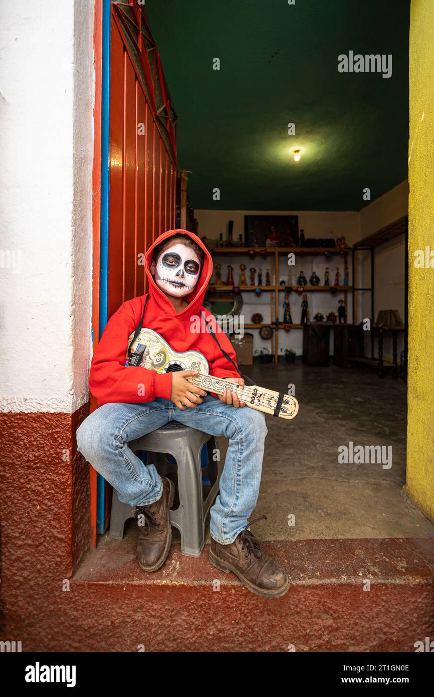 Un garçon mexicain habillé en Miguel, un personnage du film Coco, pendant le Festival Catrina à Capula, Michoacan, Mexique. Banque D'Images