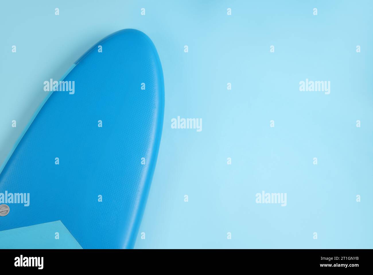 Une carte SUP sur fond bleu clair, vue de dessus avec espace pour le texte. Sports nautiques Banque D'Images Une carte SUP sur fond bleu clair, vue de dessus avec espace pour le texte. Sports nautiques Banque D'Images