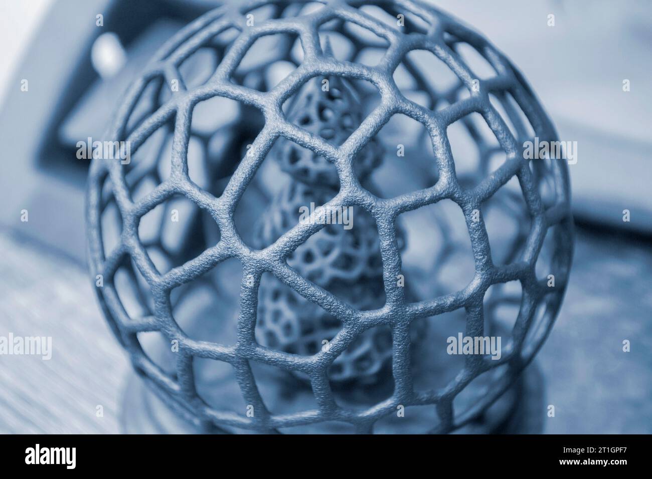 Arbre de Noël modèle abstrait en boule de maille imprimé sur imprimante 3D à partir de poudre de polyamide gros plan. Technologie Multi Jet Fusion, MJF. Modèle tridimensionnel créé sur imprimante 3D à partir de plastique en poudre Banque D'Images