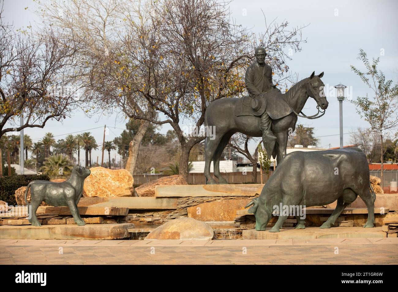 Los Banos, Californie, États-Unis - 3 janvier 2023 : un soleil nuageux d'hiver brille sur une statue du centre-ville de Henry Miller, le roi des bovins de Californie. Banque D'Images