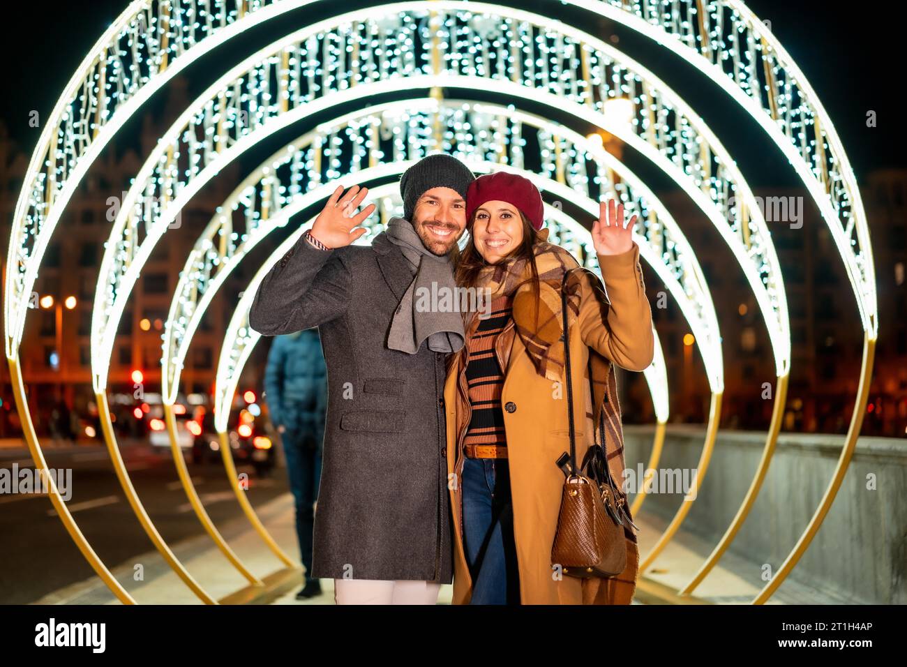 Portrait hivernal d'un couple caucasien à côté des lumières de noël de la ville, style de vie Banque D'Images