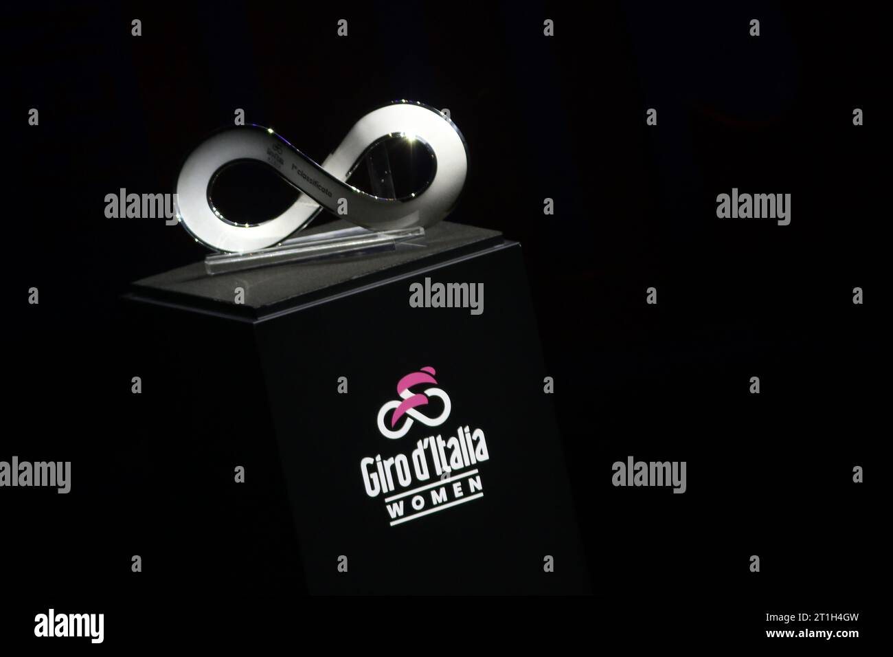 13 octobre 2023 : Trento, Italie ; Giro d'Italia 2024 Cycling Race Presentation, pour les courses masculines et féminines en 2024. Le "Trofeo Senza Fine" (Trophée sans fin) du Giro d'Italia donne (femmes) qui se déroulera du 7 au 14 juillet 2024. Banque D'Images