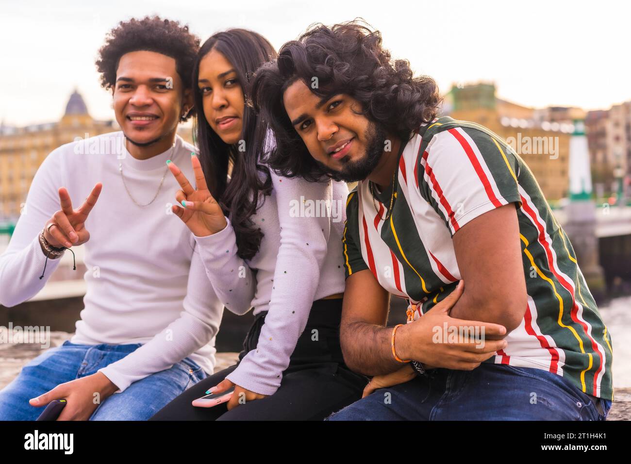 Lifestyle, portrait de trois amis noirs s'amusant dans la ville avec le coucher de soleil en arrière-plan, minceur et millénaire dans la ville. Cheveux afro Banque D'Images