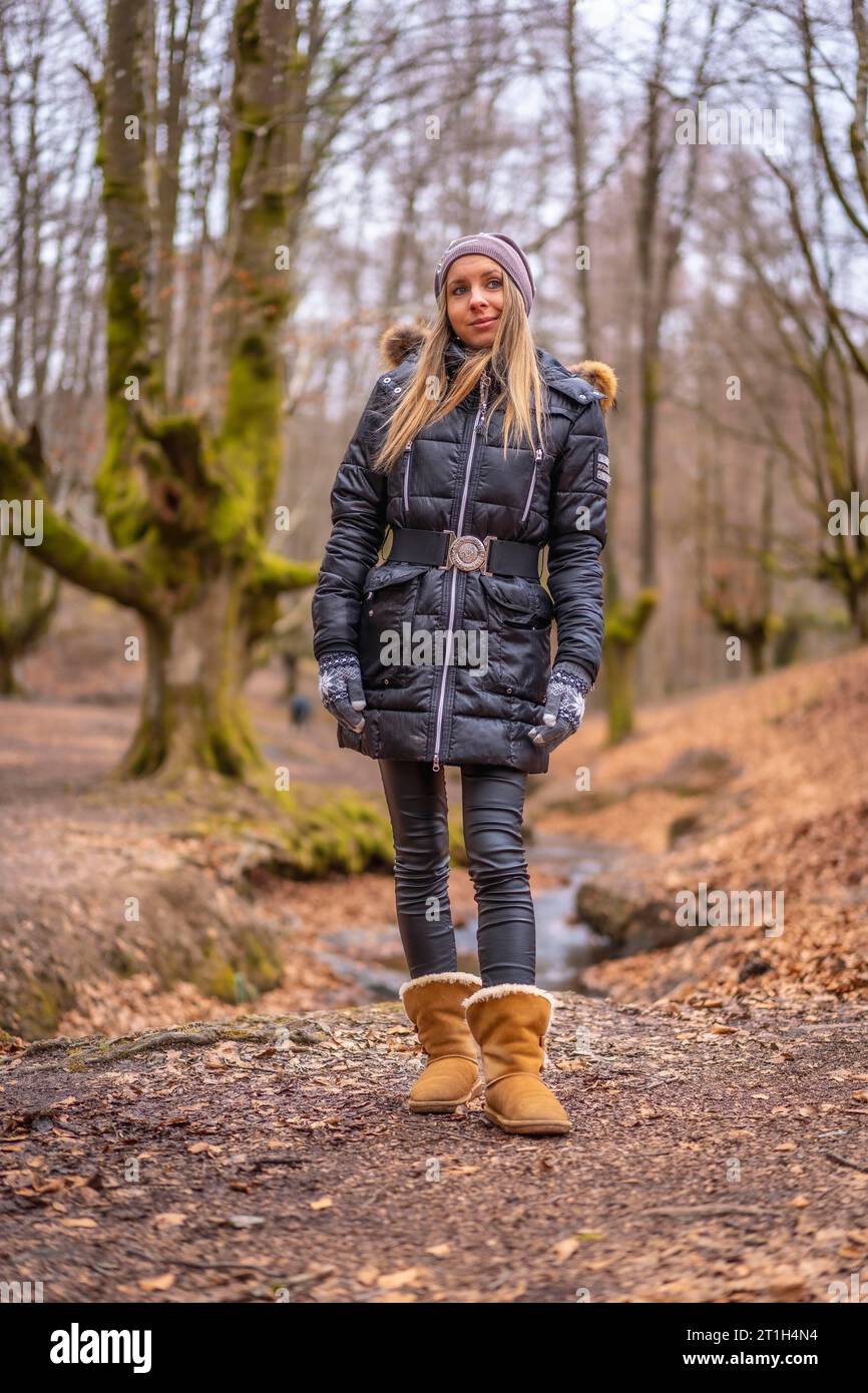 Très heureuse jeune fille blonde dans une séance photo dans une belle forêt Banque D'Images