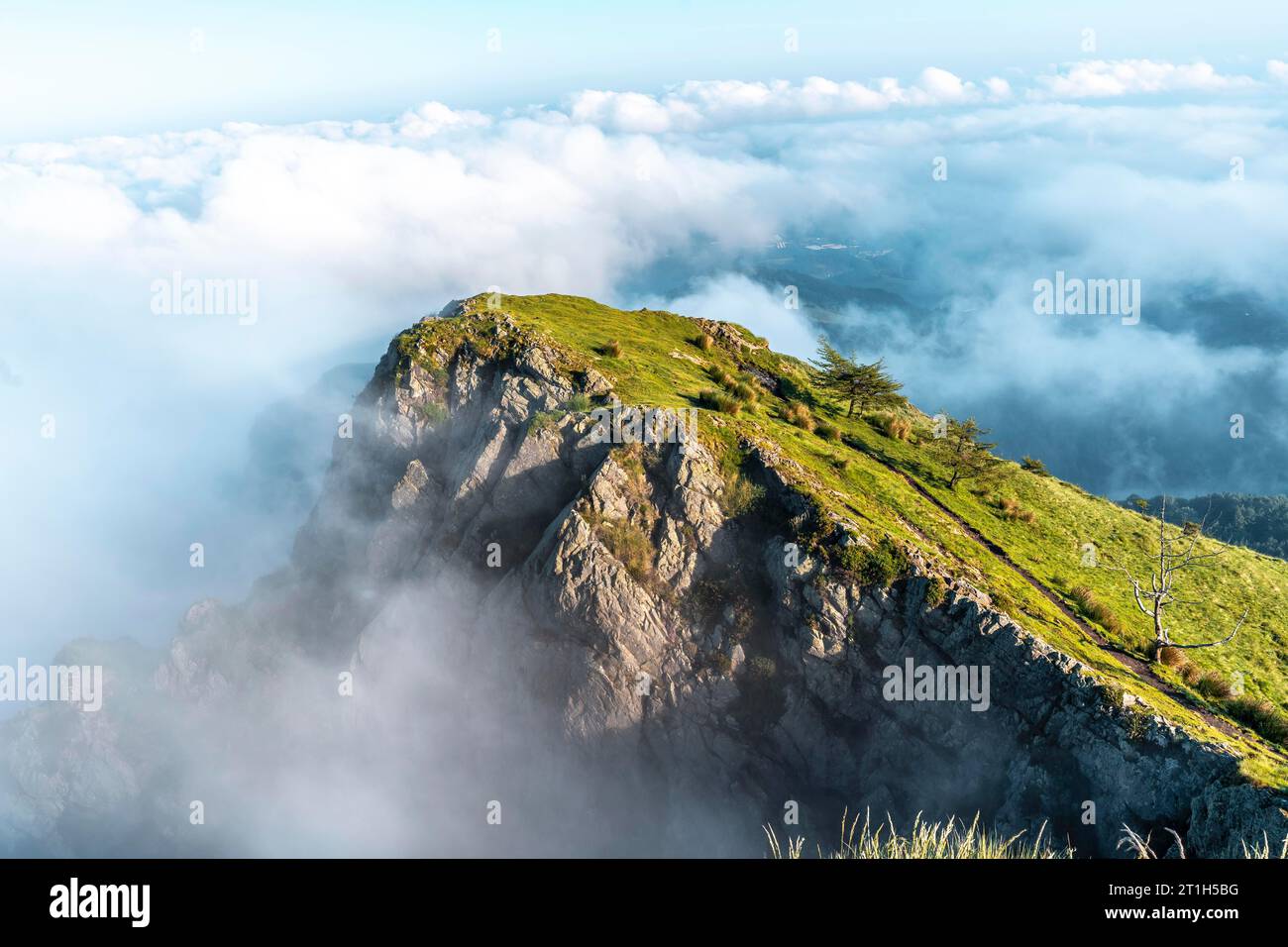 Météo avec faible brouillard du mont Penas de Aya ou aussi appelé Aiako Harria, Oiartzun. Gipuzkoa province du pays Basque Banque D'Images