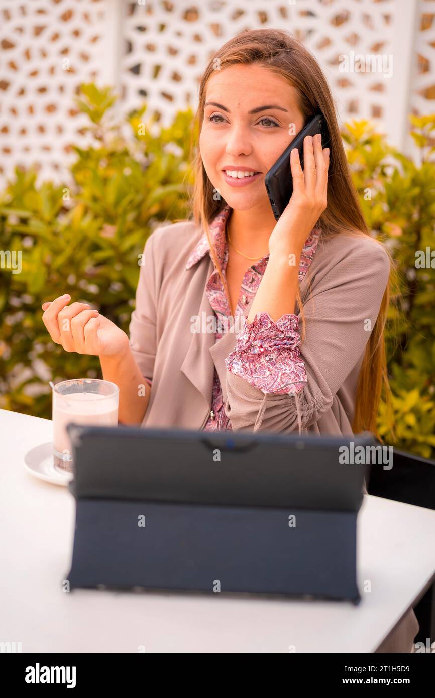 Femme blonde cadre, femme d'affaires ou financier ayant un café décaféiné petit déjeuner parler au téléphone Banque D'Images
