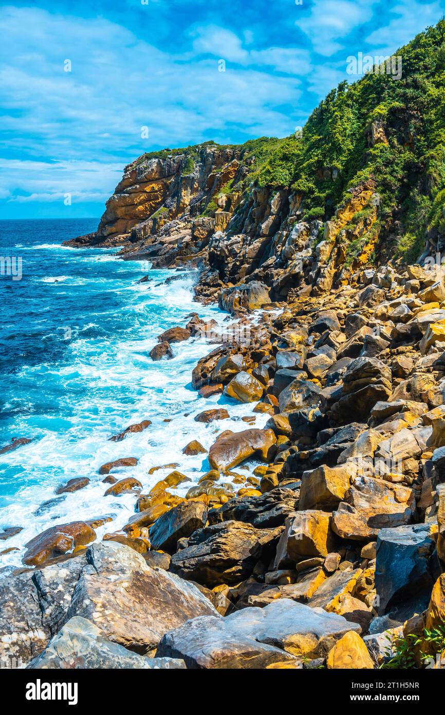 Monte Ulia dans la ville de San Sebastian, pays Basque. Visitez la crique cachée de la ville appelée Illurgita Senadia ou Illurgita Senotia. Photo de Banque D'Images Monte Ulia dans la ville de San Sebastian, pays Basque. Visitez la crique cachée de la ville appelée Illurgita Senadia ou Illurgita Senotia. Photo de Banque D'Images