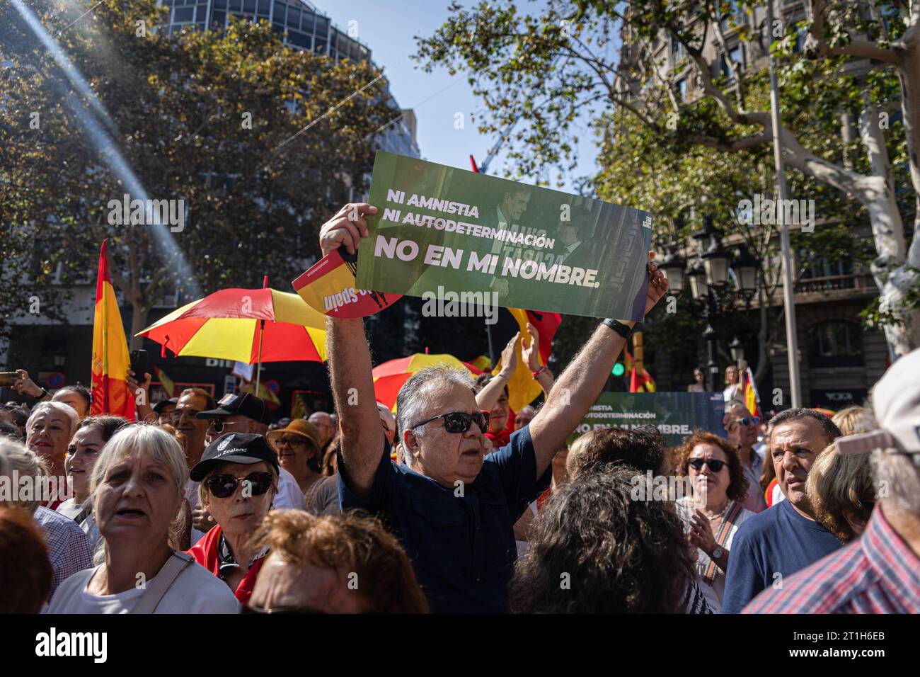 Barcelone, Espagne. 08 octobre 2023. Un manifestant tient une pancarte avec des slogans contre l'amnistie et l'autodétermination catalane pendant la manifestation. La population espagnole conservatrice et d'extrême droite a manifesté contre le président par intérim Pedro Sanchez pour sa volonté de former le gouvernement avec l'accord des partis indépendantistes catalans pour appliquer l'amnistie à Carles Puigdemont. (Photo Axel Miranda/SOPA Images/Sipa USA) crédit : SIPA USA/Alamy Live News Banque D'Images