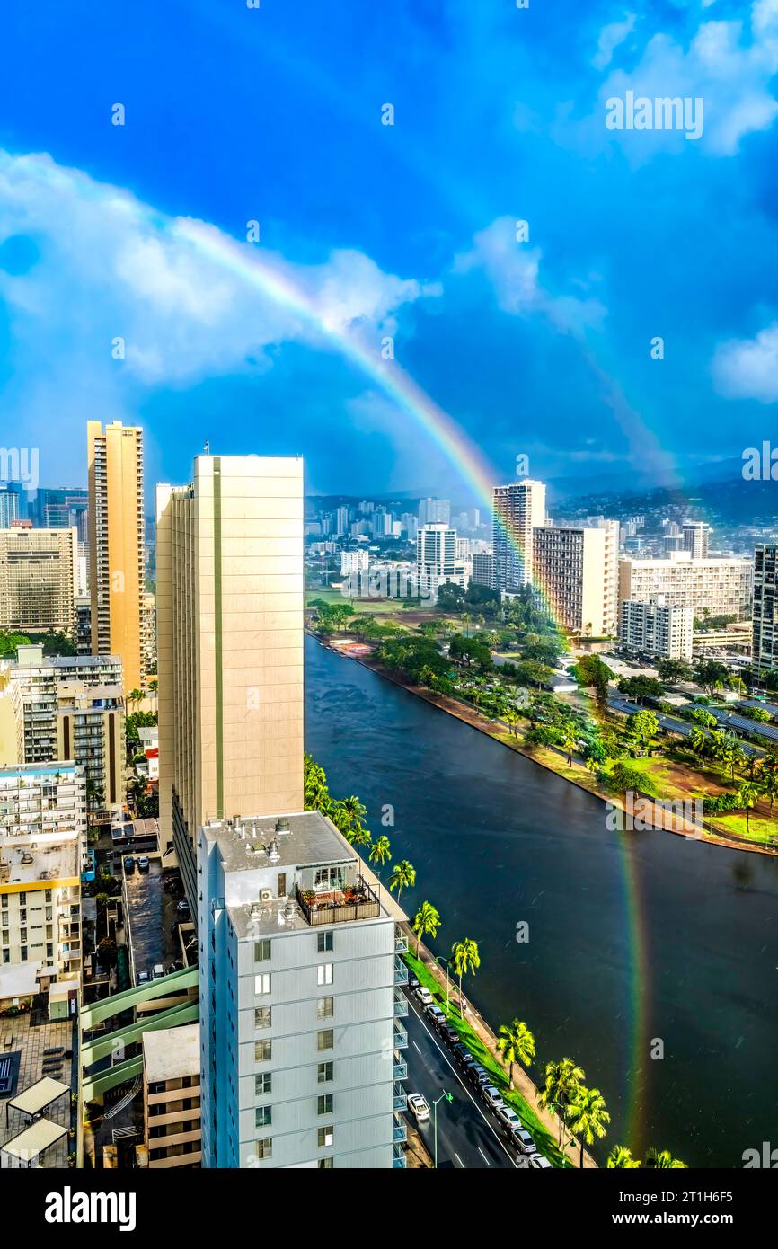 Tempête de pluie colorée Double Rainbow Buildings Waikiki Ala Wai Canal Hotels Apartment Buildings Honolulu Oahu Hawaii Banque D'Images