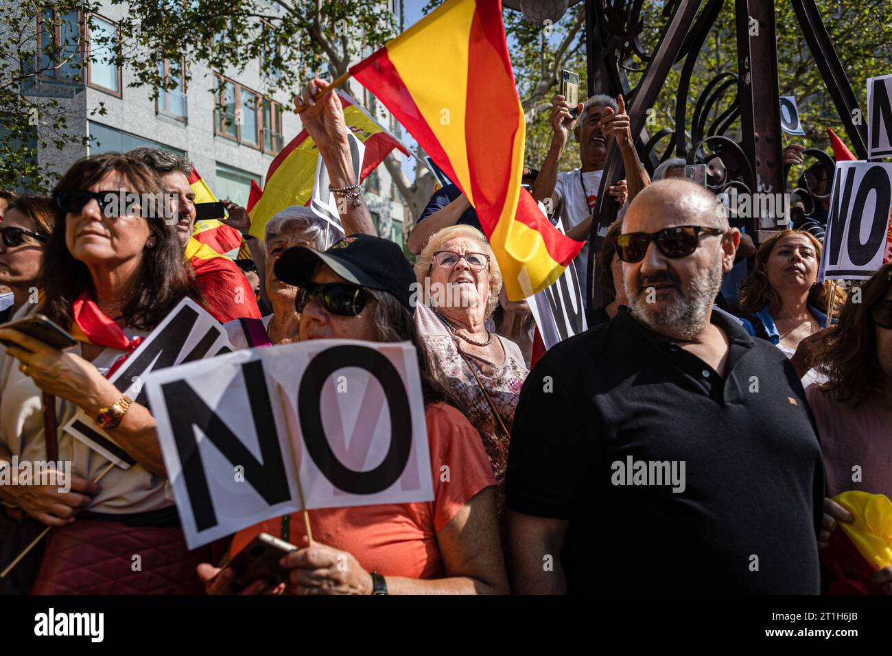 Barcelone, Espagne. 08 octobre 2023. Les manifestants agitent et exhibent fièrement le drapeau espagnol et les panneaux qui disent "NON" à l'amnistie pendant la manifestation. La population espagnole conservatrice et d'extrême droite a manifesté contre le président par intérim Pedro Sanchez pour sa volonté de former le gouvernement avec l'accord des partis indépendantistes catalans pour appliquer l'amnistie à Carles Puigdemont. (Photo Axel Miranda/SOPA Images/Sipa USA) crédit : SIPA USA/Alamy Live News Banque D'Images