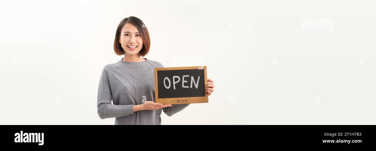 Portrait du jeune beau propriétaire de café asiatique tenant le signe ouvert. Panorama Banque D'Images