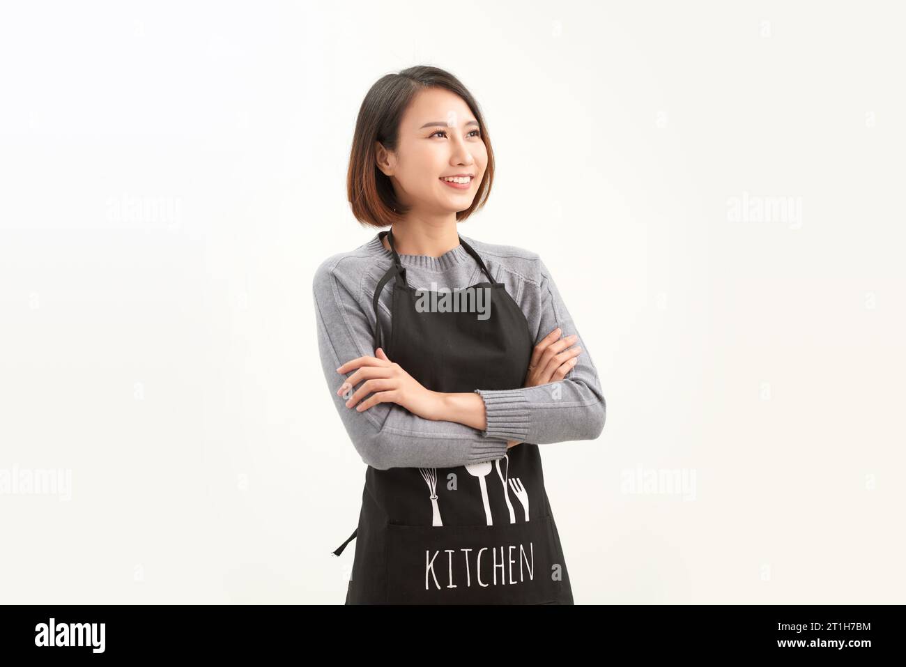 Portrait de femme asiatique confiante barista debout sur fond blanc. Banque D'Images