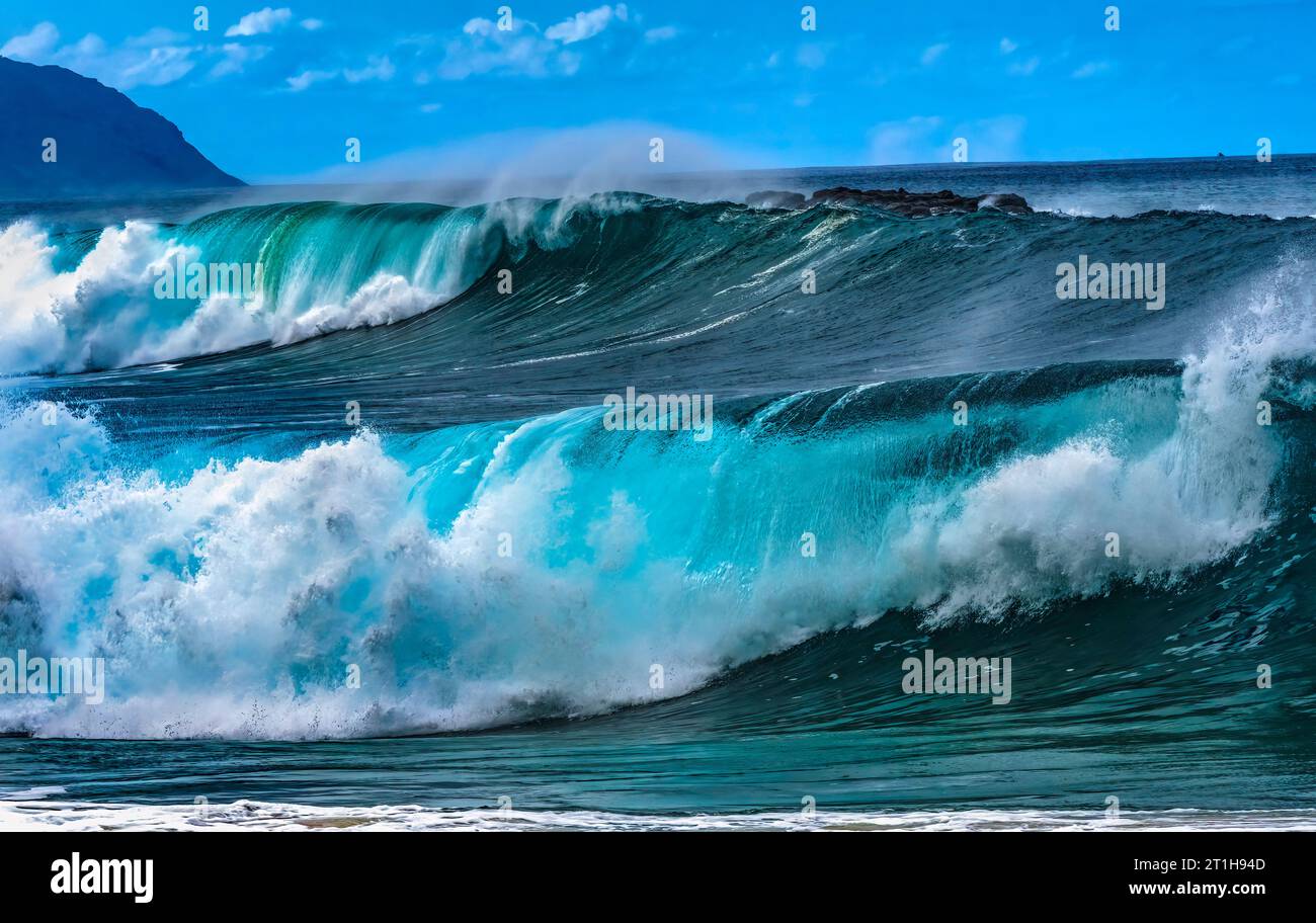 Observer les grandes vagues Waimea Bay North Shore Oahu Hawaii. Waimea Bay est célèbre pour le surf des grandes vagues. Ce jour-là, les vagues étaient hautes de 15 à 20 pieds. Banque D'Images