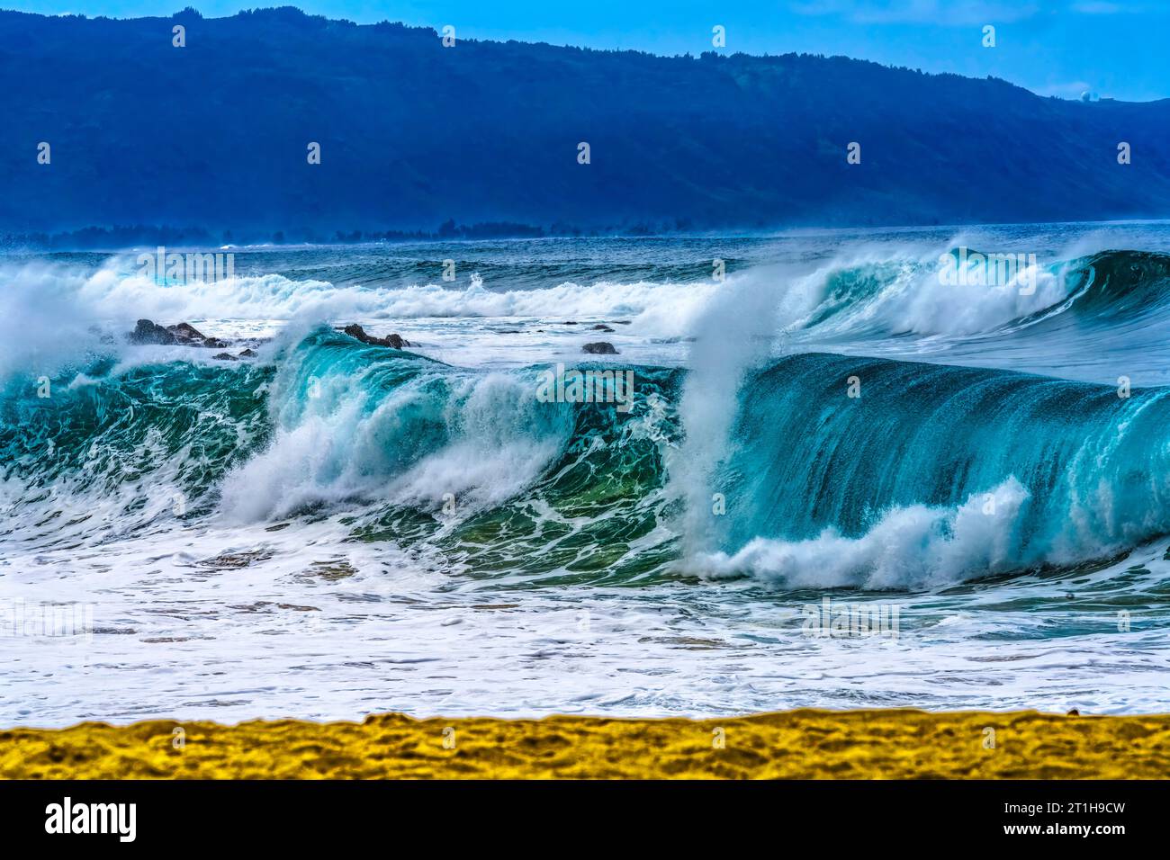 Regarder la plage Grande vague Waimea Bay North Shore Oahu Hawaii. Waimea Bay est célèbre pour le surf des grandes vagues. Ce jour-là, les vagues étaient hautes de 15 à 20 pieds. Banque D'Images