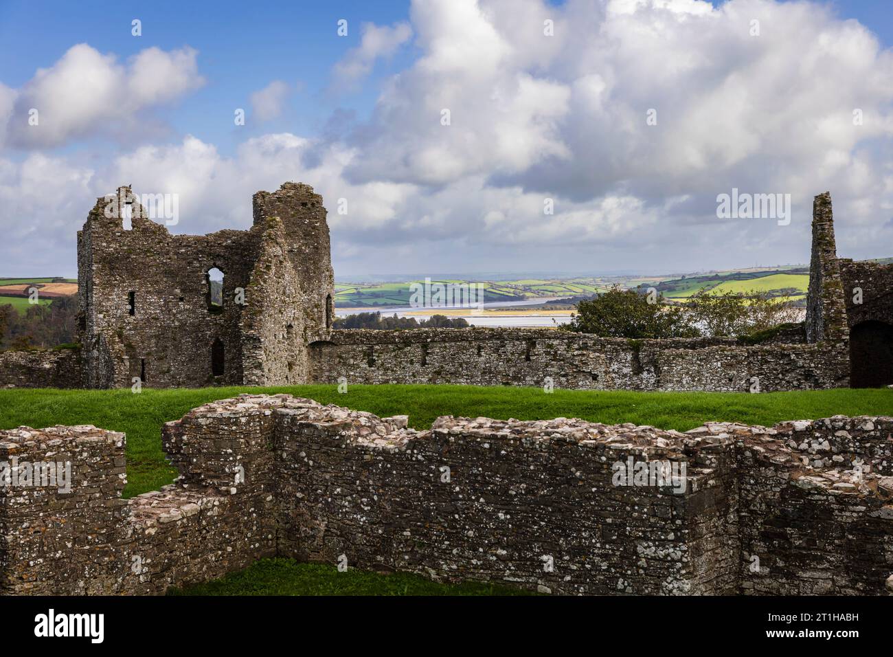 Ruines du château de Llansteffan surplombant l'estuaire de la rivière Tywi sur la côte du pays de Galles du Carmarthenshire Banque D'Images