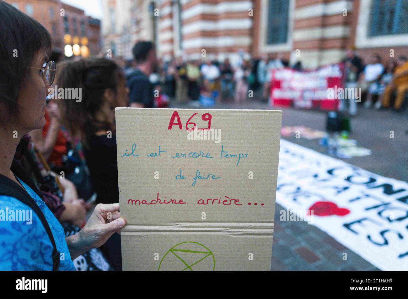 Une pancarte A69, il est encore temps de faire demi-tour. XR - extinction Rebellion A69 rallye, pas de suspension ? Pas d'appel au calme ! Pour un arrêt immédiat des travaux sur l'autoroute A69, des rassemblements à Toulouse et Paris, et devant les mairies dans toute la France. Après des mois de lutte, des semaines de grève de la faim pour 15 personnes, une mobilisation massive des citoyens, des syndicats et des scientifiques, Clément Beaune et Carole Delga ne donnent que des miettes et refusent obstinément d’accepter le sens de l’histoire. France, Toulouse 13 octobre 2023. Photo de Patricia Huchot-Boissier/AbacaPress.com. Banque D'Images