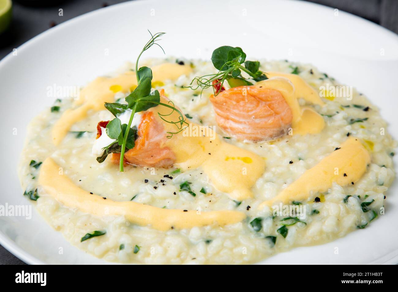 porridge magnifiquement servi avec œufs et herbes vue latérale Banque D'Images