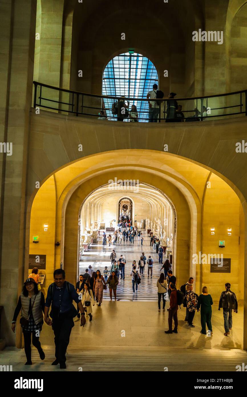 Intérieur du louvre Banque de photographies et d’images à haute ...