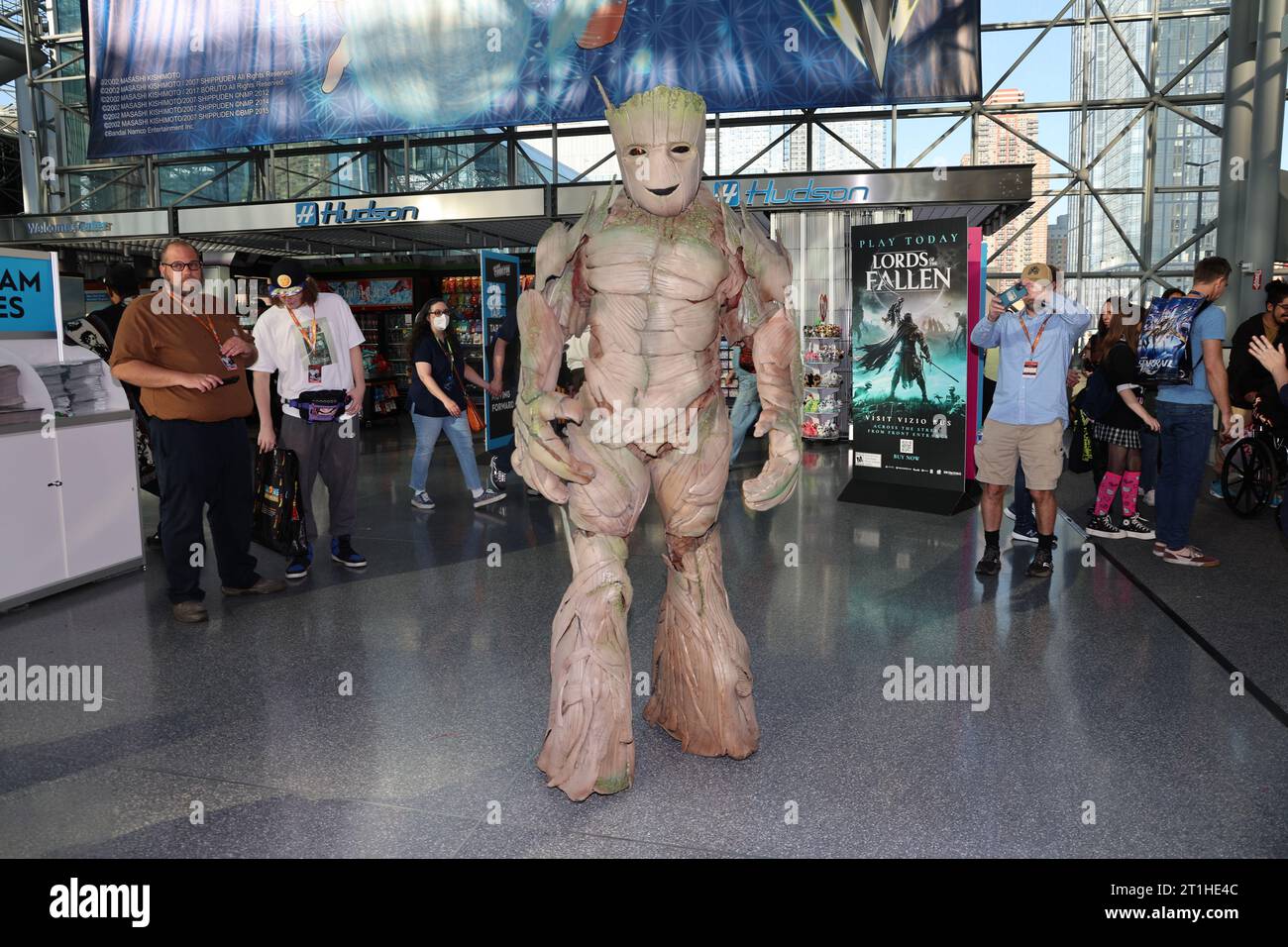 Un cosplayer nommé Bobby de Buffalo est habillé en Groot de Guardian de la série Galaxy au début de New York Comic con 2023 au Jacob Javits Center le 12 octobre 2023 à New York. (Photo : Gordon Donovan) (photo : Gordon Donovan/NurPhoto) crédit : NurPhoto SRL/Alamy Live News Banque D'Images