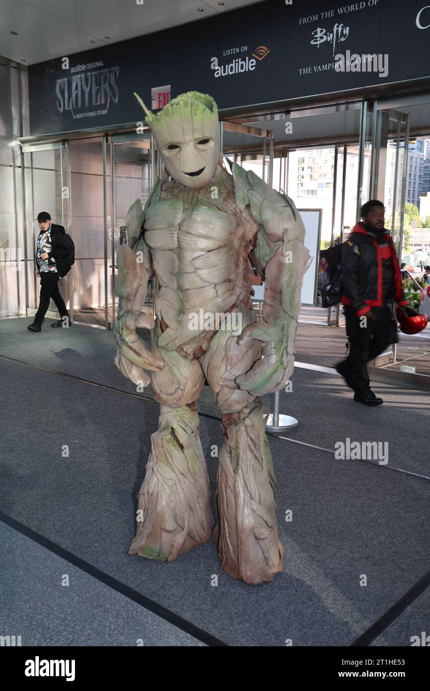 Un cosplayer nommé Bobby de Buffalo est habillé en Groot de Guardian de la série Galaxy au début de New York Comic con 2023 au Jacob Javits Center le 12 octobre 2023 à New York. (Photo : Gordon Donovan) (photo : Gordon Donovan/NurPhoto) crédit : NurPhoto SRL/Alamy Live News Banque D'Images