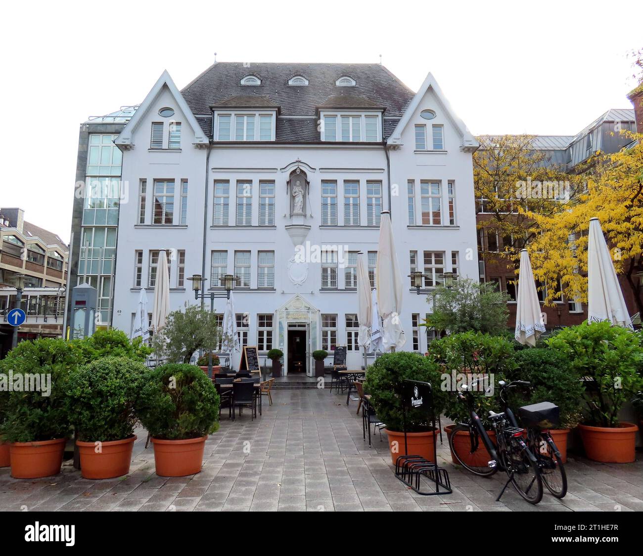 Blick auf das Weisse Haus in Neuss mit Restaurant und Bistro sowie Biergarten davor Weisses Haus in Neuss *** vue de la Maison Blanche à Neuss avec restaurant et bistro et café en plein air devant la Maison Blanche à Neuss crédit : Imago/Alamy Live News Banque D'Images