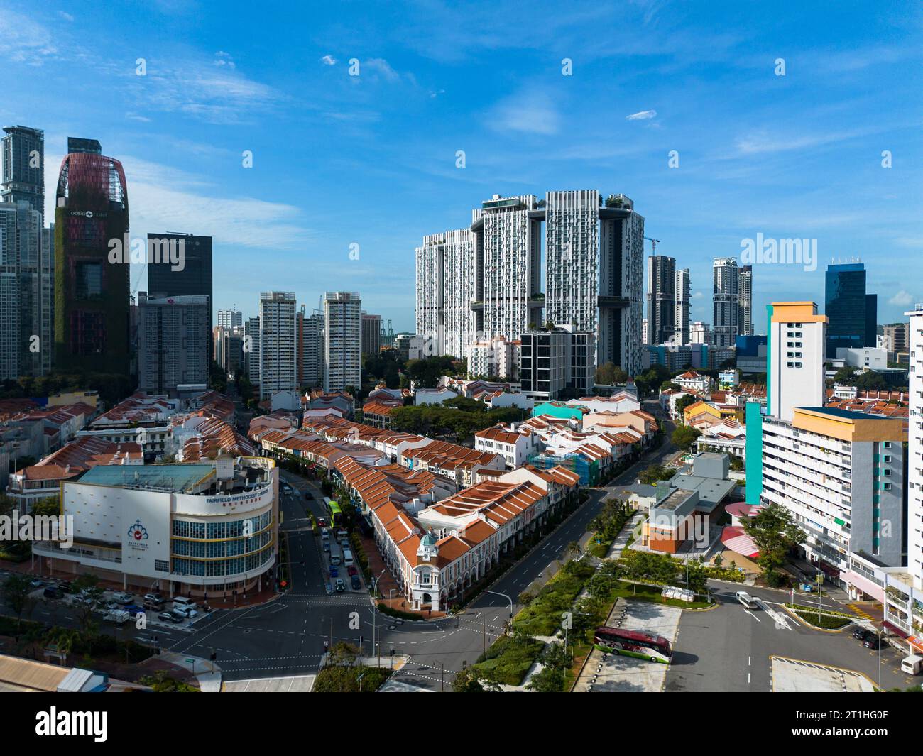 Vue aérienne de la Skyline de Singapour avec les voitures qui passent. Chinatown est un quartier célèbre de Singapour. Banque D'Images