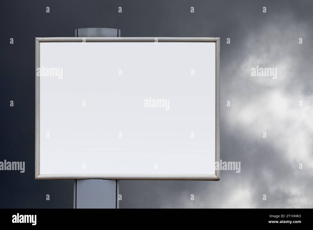 Gros plan sur un panneau d'affichage vierge contre un ciel menaçant. Banque D'Images Gros plan sur un panneau d'affichage vierge contre un ciel menaçant. Banque D'Images
