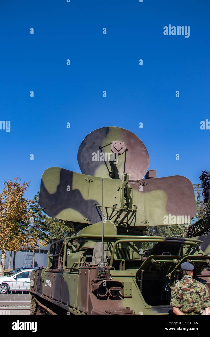 Radar militaire et système et équipement de surveillance, peint dans des couleurs camouflées de l'armée Banque D'Images