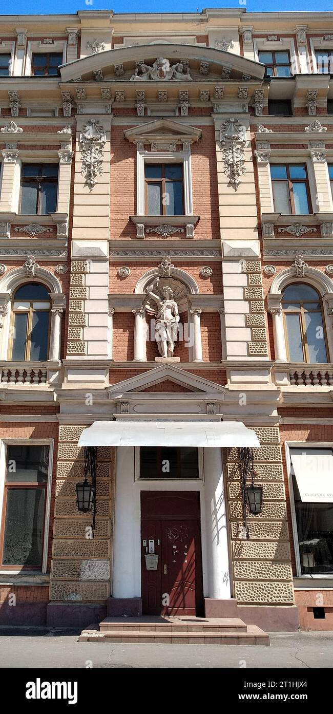 ODESSA, UKRAINE - 16 JUIN 2019 : Ceci est un fragment de façade de l'une des maisons historiques de la vieille ville. Banque D'Images