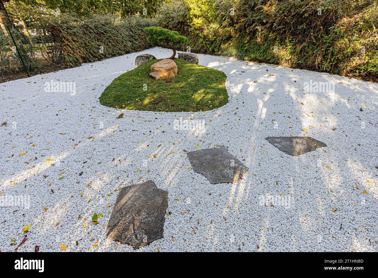 Jardin zen sec nouvellement créé dans le jardin japonais de Dijon. Jardin zen sec nouveau créé au jardin japonais de Dijon. Banque D'Images