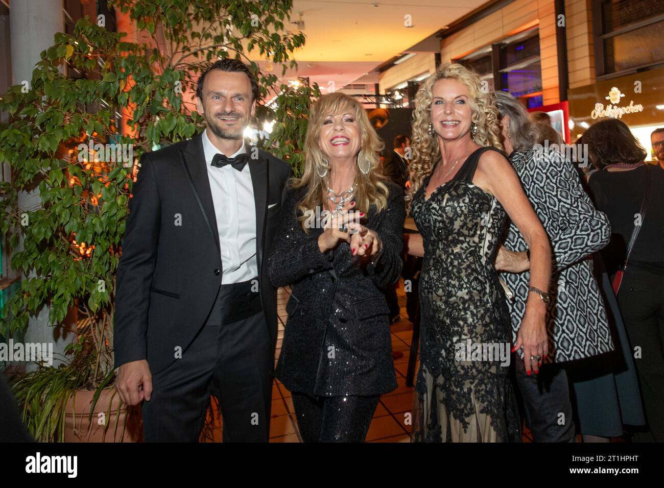Prix - Goldene Henne 2023 Petra Zieger mit Ehemann Peter Taudte und Victoria Herrmann mit Freund David Böthig BEI der Goldene Henne 2023 am 13.10.2023 im Studio 3 der Media City in Leipzig. *** Prix Golden Hen 2023 Petra Zieger avec son mari Peter Taudte et Victoria Herrmann avec son petit ami David Böthig au Golden Hen 2023 le 13 10 2023 au Studio 3 de la Cité des médias à Leipzig Copyright : xEventpressxKochanx crédit : Imago/Alamy Live News Banque D'Images