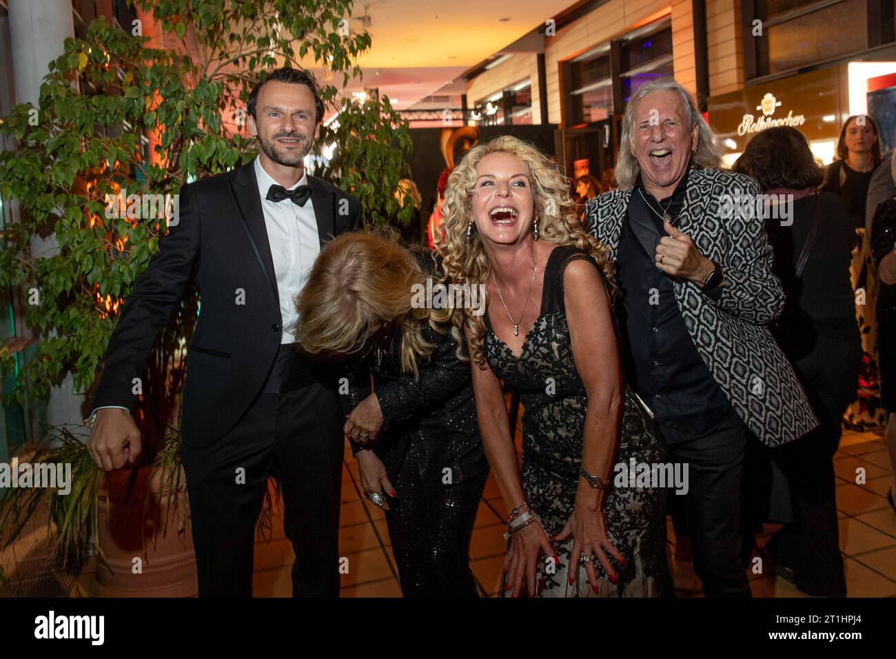 Prix - Goldene Henne 2023 Petra Zieger mit Ehemann Peter Taudte und Victoria Herrmann mit Freund David Böthig BEI der Goldene Henne 2023 am 13.10.2023 im Studio 3 der Media City in Leipzig. *** Prix Golden Hen 2023 Petra Zieger avec son mari Peter Taudte et Victoria Herrmann avec son petit ami David Böthig au Golden Hen 2023 le 13 10 2023 au Studio 3 de la Cité des médias à Leipzig Copyright : xEventpressxKochanx crédit : Imago/Alamy Live News Banque D'Images