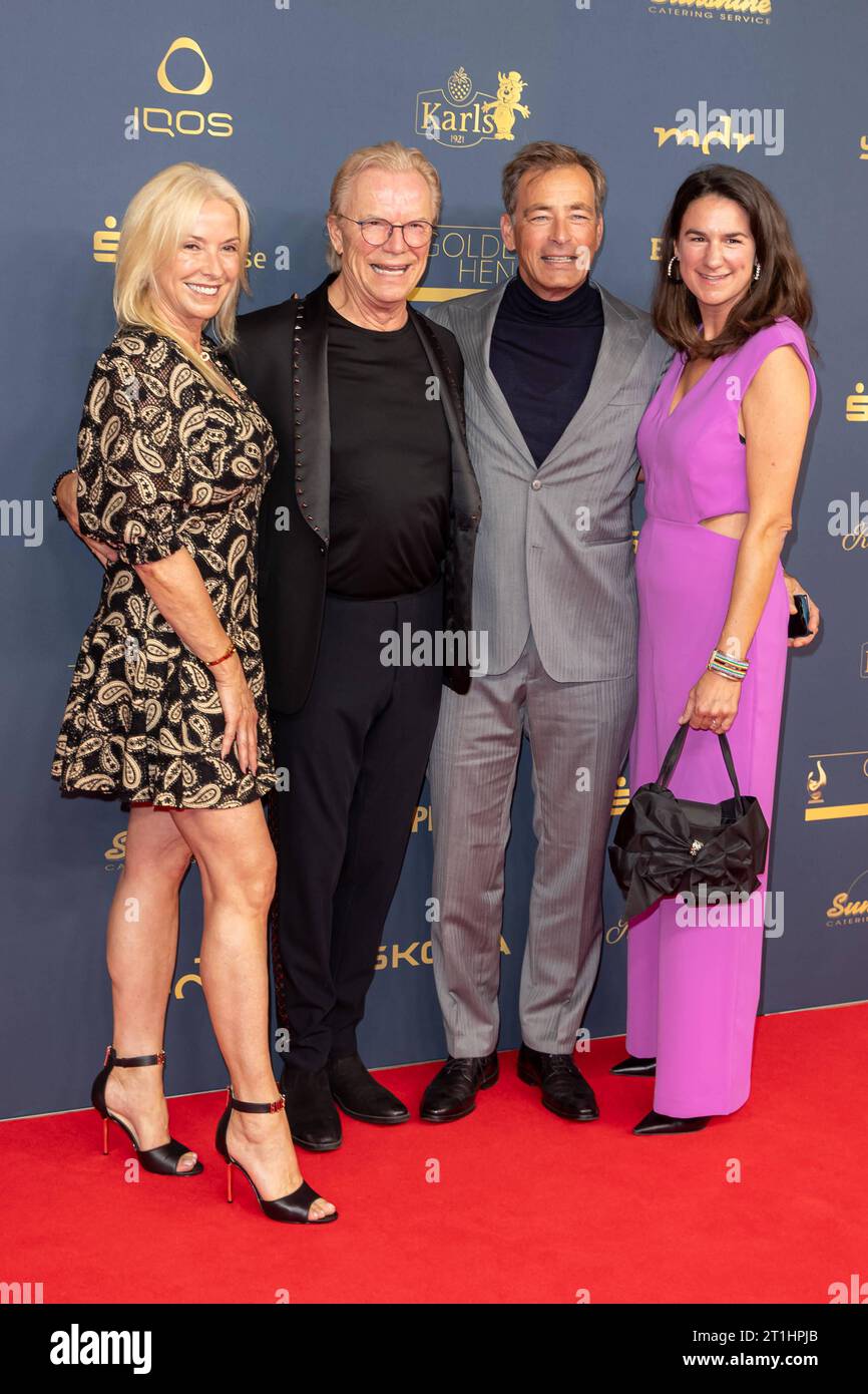 Prix - Goldene Henne 2023 Wolfgang Lippert mit Ehefrau Gesine Lippert und Jan Sosniok mit Ehefrau Nadine Moellers BEI der Goldene Henne 2023 am 13.10.2023 im Studio 3 der Media City in Leipzig. *** Prix Goldene Henne 2023 Wolfgang Lippert avec sa femme Gesine Lippert et Jan Sosniok avec sa femme Nadine Moellers au Goldene Henne 2023 le 13 10 2023 au Studio 3 de la Media City à Leipzig Copyright : xEventpressxKochanx crédit : Imago/Alamy Live News Banque D'Images