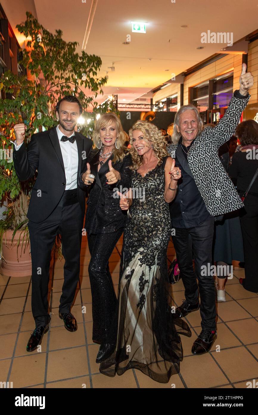 Prix - Goldene Henne 2023 Petra Zieger mit Ehemann Peter Taudte und Victoria Herrmann mit Freund David Böthig BEI der Goldene Henne 2023 am 13.10.2023 im Studio 3 der Media City in Leipzig. *** Prix Golden Hen 2023 Petra Zieger avec son mari Peter Taudte et Victoria Herrmann avec son petit ami David Böthig au Golden Hen 2023 le 13 10 2023 au Studio 3 de la Cité des médias à Leipzig Copyright : xEventpressxKochanx crédit : Imago/Alamy Live News Banque D'Images