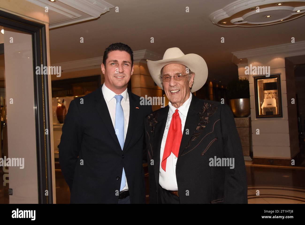 Ted Bauer Premium Modern Art James Francis Gill Kuenstler Muenchen 12.10.2023 Empfang Palasthalle Palais Montgelas Bay.Hof Galerie Baumgartl vernissage James Francis Gill -Marilyn Monroe peintures Kuenstler Muenchen *** Ted Bauer Premium Modern Art James Francis Gill artistes Munich 12 10 2023 réception Palasthalle Palais Montgelas Bay Hof Galerie Baumgartl vernissage James Francis Gill Marilyn Monroe peintures artistes Munich crédit : Imago/Alamy Live News Banque D'Images