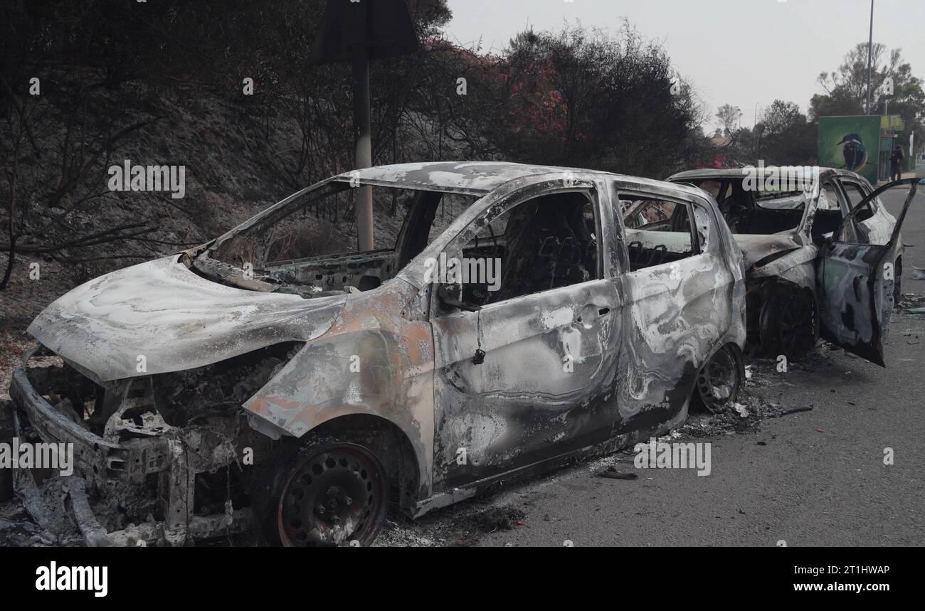 Des voitures incendiées qui ont été touchées par des militants palestiniens de la bande de Gaza sont assises au bord d’une route un jour après l’attaque du 8 octobre 2023 à Sderot, en Israël. Samedi, le groupe militant palestinien Hamas a lancé la plus grande attaque surprise depuis Gaza depuis une génération, envoyant des milliers de missiles et un nombre inconnu de combattants par terre, qui ont tiré et kidnappé des Israéliens dans des communautés proches de la frontière de Gaza. Banque D'Images