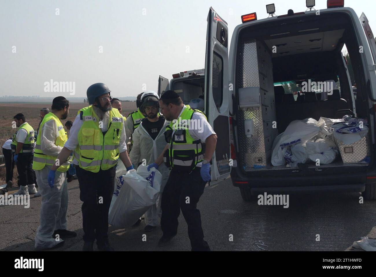 Des membres de l'équipe d'identification des victimes du désastre de Zaka ont mis des cadavres dans une ambulance après les avoir trouvés près d'une voiture le 8 octobre 2023 à Sderot, en Israël. Samedi, le groupe militant palestinien Hamas a lancé la plus grande attaque surprise depuis Gaza depuis une génération, envoyant des milliers de missiles et un nombre inconnu de combattants par terre, qui ont tiré et kidnappé des Israéliens dans des communautés proches de la frontière de Gaza. Banque D'Images