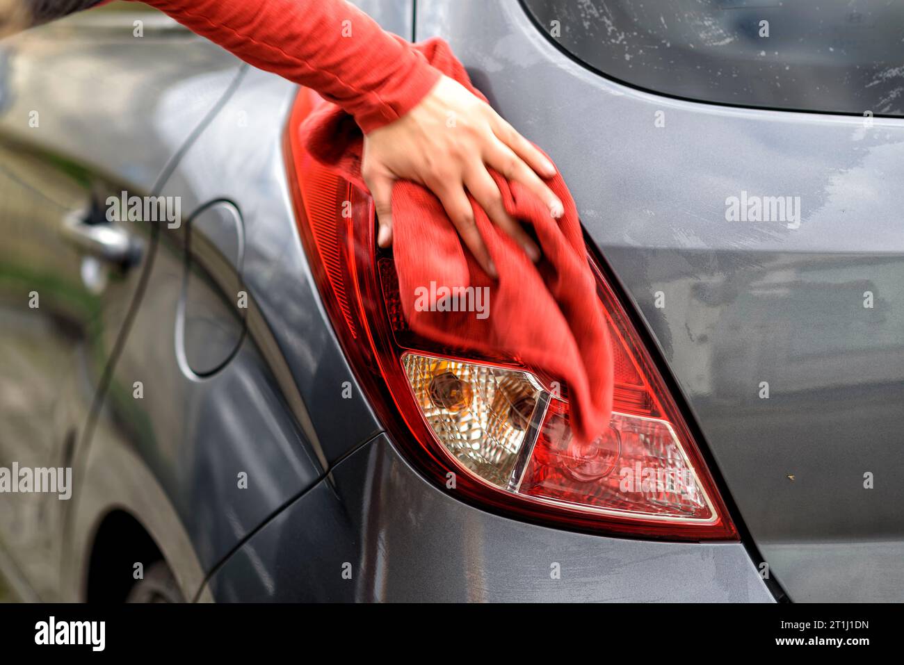 polir une voiture avec un chiffon après le lavage de voiture Banque D'Images