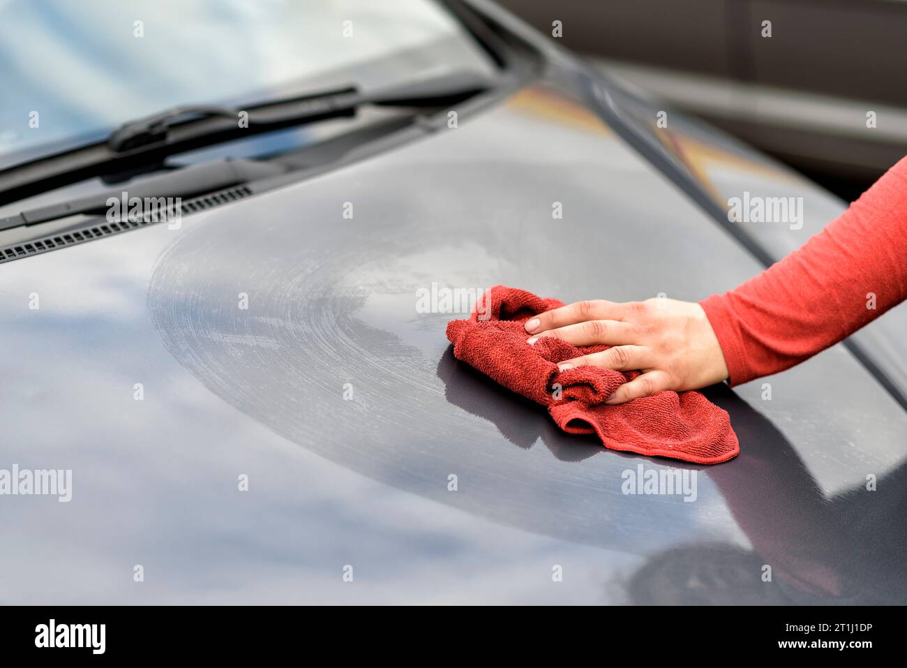 polir une voiture avec un chiffon après le lavage de voiture Banque D'Images