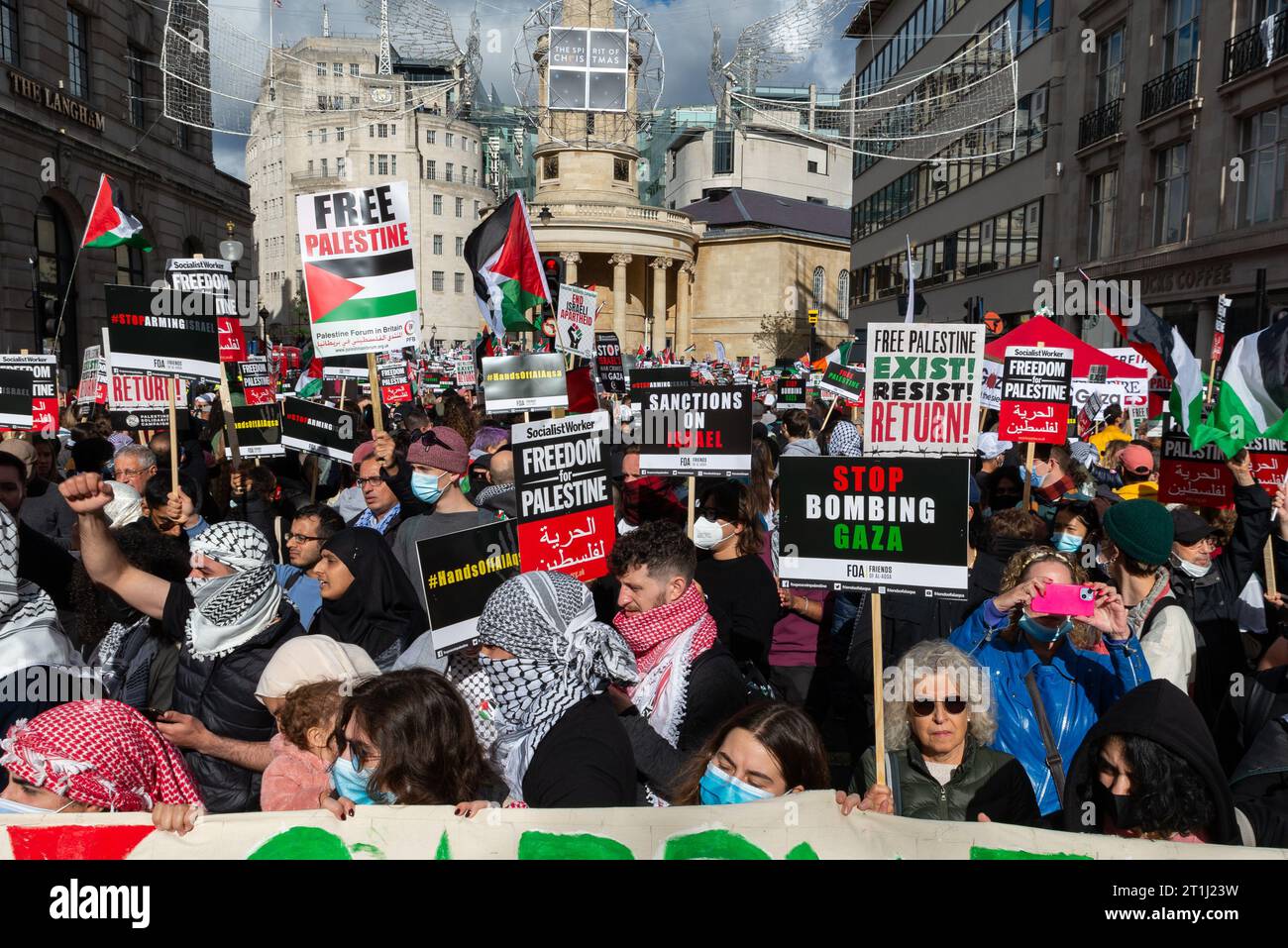 Portland place, Londres, Royaume-Uni. 14 octobre 2023. Une manifestation a lieu contre l'escalade de l'action militaire dans la bande de Gaza alors que le conflit entre Israël et le Hamas se poursuit. Organisés par des groupes tels que Palestine Solidarity Campaign et Stop the War Coalition, intitulés « manifestation nationale : Marche pour la Palestine » et avec des appels à « mettre fin à la violence » et à « mettre fin à l’apartheid », les manifestants se sont rassemblés devant la BBC à Portland place Banque D'Images